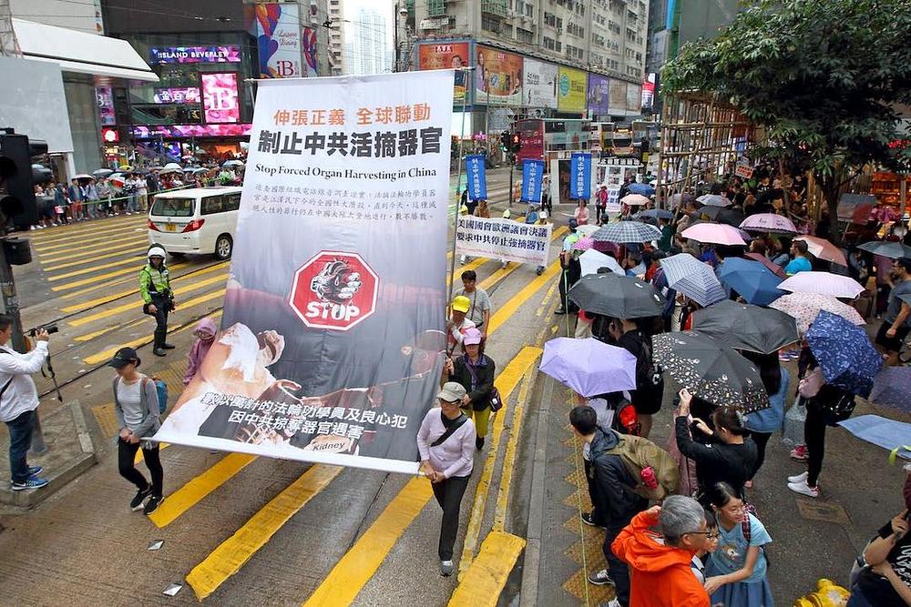 Transparent sa natpisom: "Prekinite nasilnu žetvu organa u Kini"
