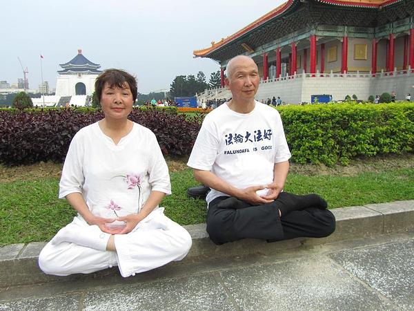 Chen Cheng-kun sa suprugom Liu Mei izvode petu Falun Gong vježbu.