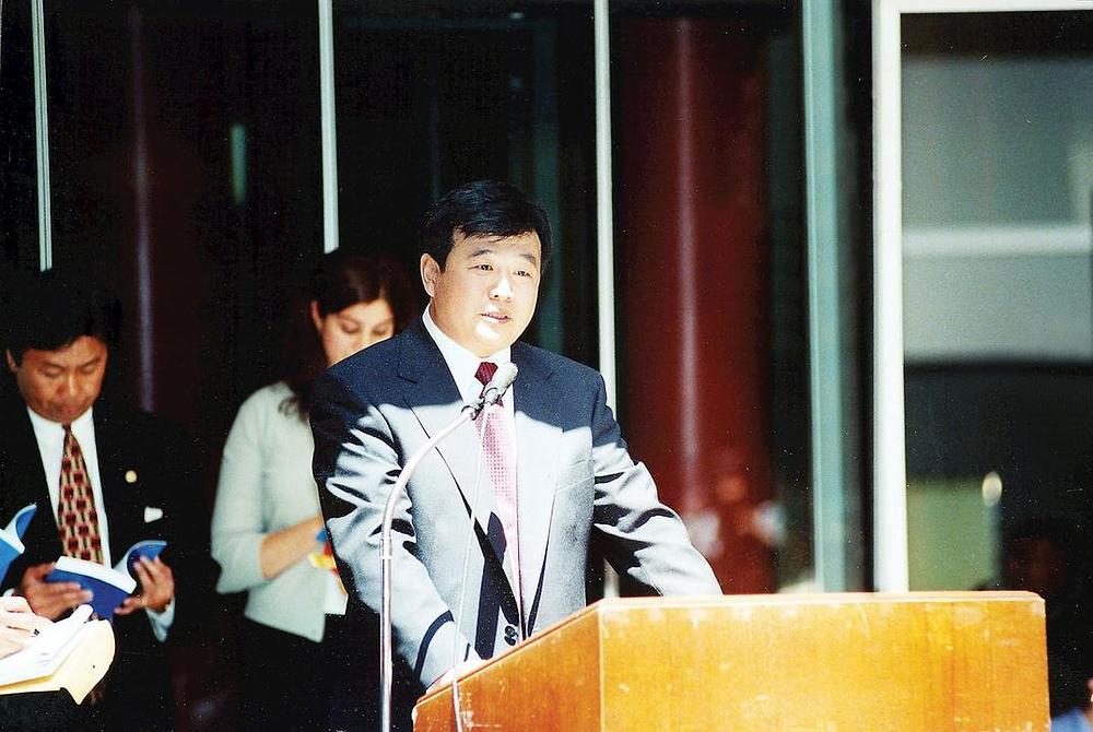 Učitelj Li je govorio na ceremoniji dodjele nagrade 25. juna 1999. godine, kada je primao nagradu koju su mu uručili guverner Illinoisa, Ministar državnih finansija i gradonačelnik Chicaga.