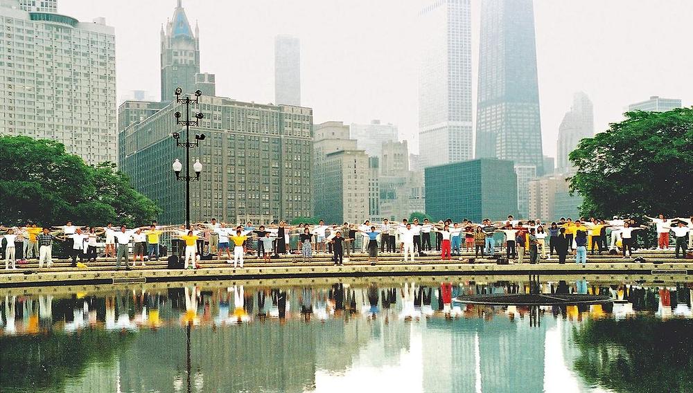 Praktikanti iz cijeloga svijeta rade Falun Dafa vježbe 27. juna 1999. godine u Milton Lee Olive parku u Chicagu.