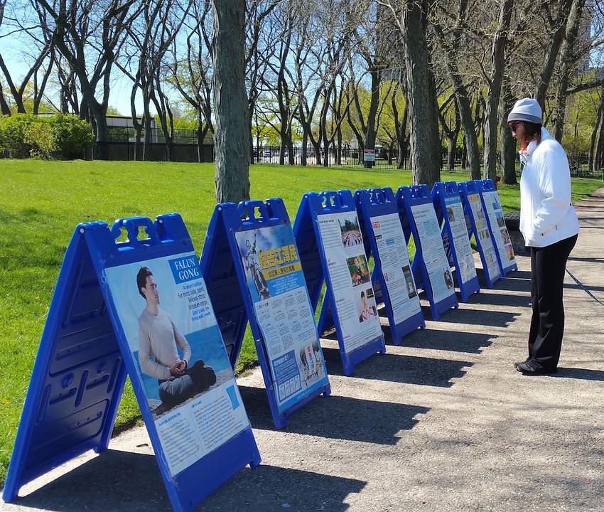 Prolaznici čitaju informacije o Falun Dafa