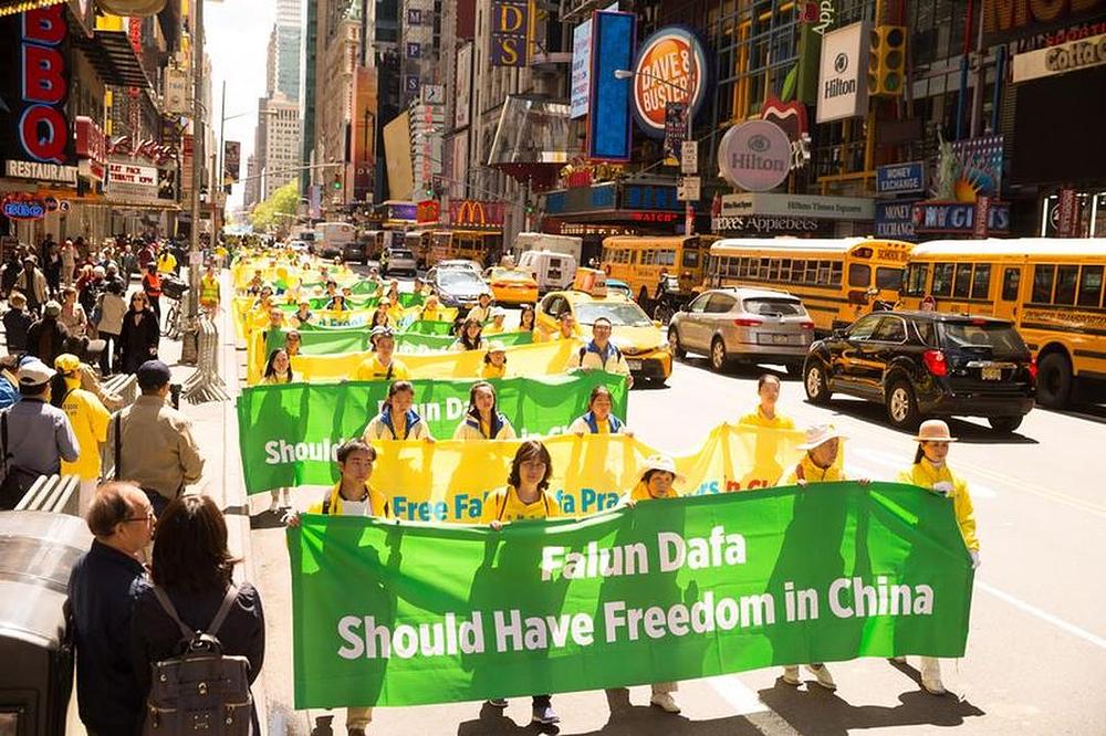 Skoro je 10.000 praktikanata učestvovalo na paradi koja se kretala kroz Manahattan  slaveći tako Svjetski Falun Dafa dan.