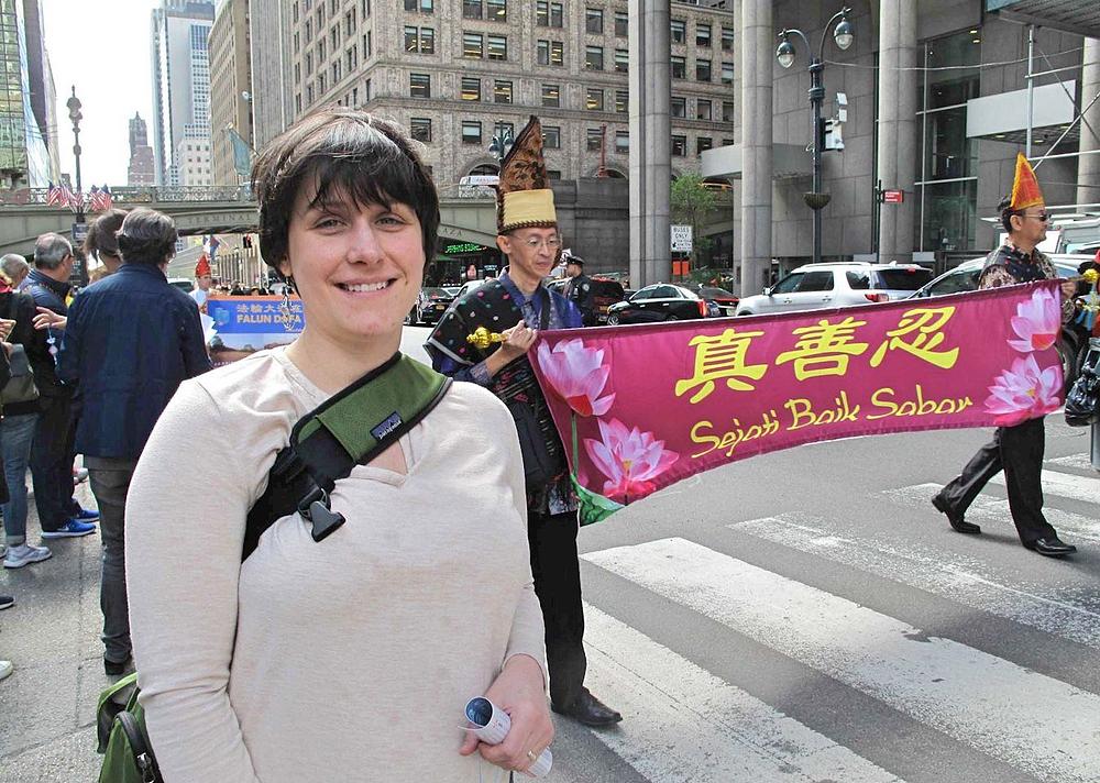 Vijećnica Katie je gledala paradu i uzviknula: „Falun Dafa se prakticira u cijelome svijetu!“