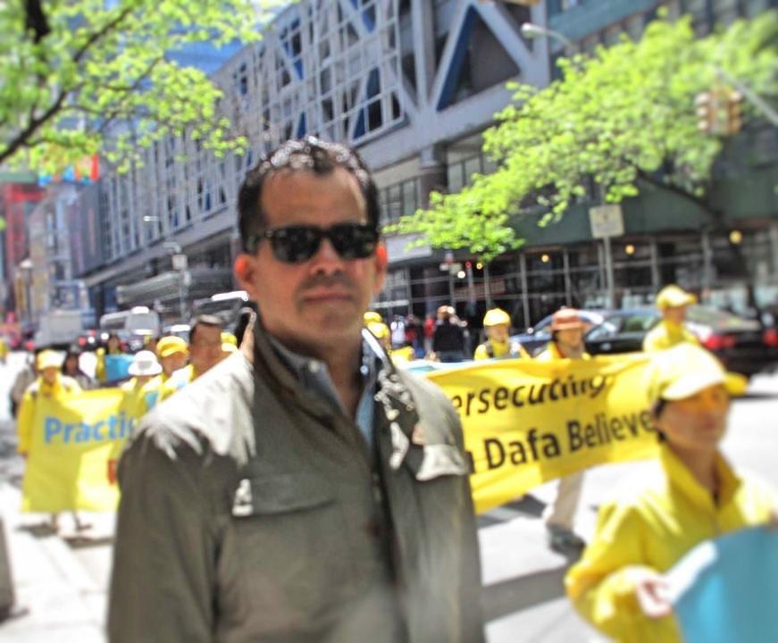 Jorge, reporter iz New Yorka, je gledao paradu i kazao da veoma cijeni to kako parada podiže nivo javne svijesti o Falun Dafa i njegovom progonu u Kini.

