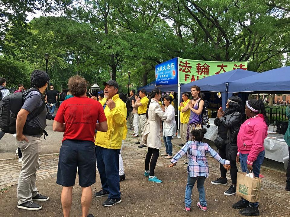 Praktikanti publici predstavljaju Falun Dafa za vrijeme godišnje plesne parade 20. maja 2017. godine.