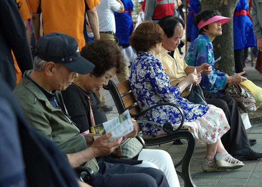 Gledaoci čitaju Falun Gong letke.