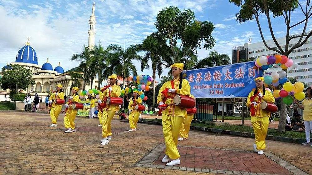 Proslava Falun Dafa dana ispred gradske vijećnice u Batamu