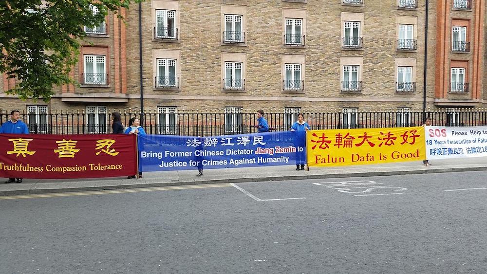Praktikanti Falun Gonga iz Irske održavaju mirni protest preko puta hotela InterContinental kako bi podigli nivo svijesti javnosti o progonu ove prakse u Kini koji i dalje traje.