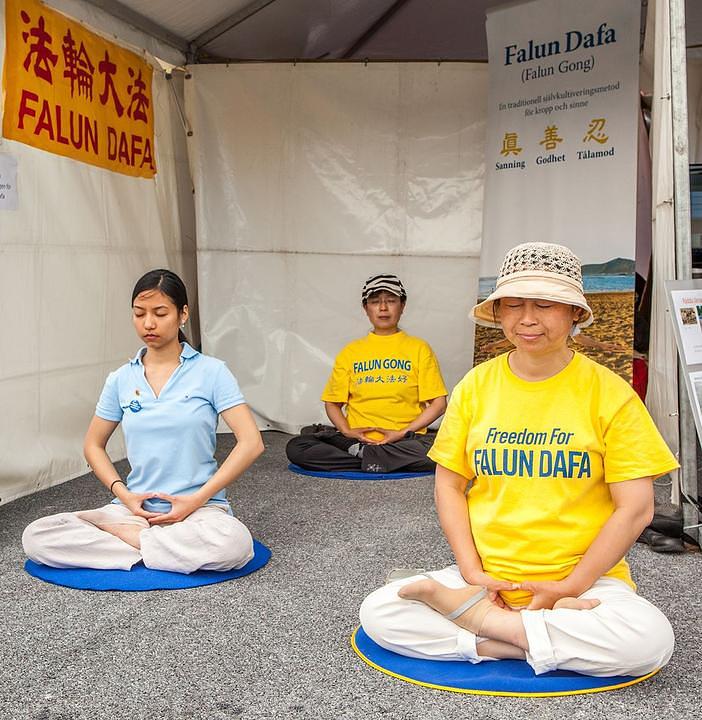 Praktikanti demonstriraju Falun Gong vježbi
