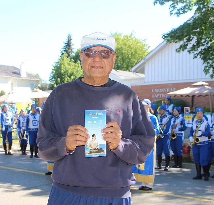 Karun Khanna, bivši vojni oficir iz Indije, je imao visoke pohvale za nastup Falun Gong grupe na paradi.