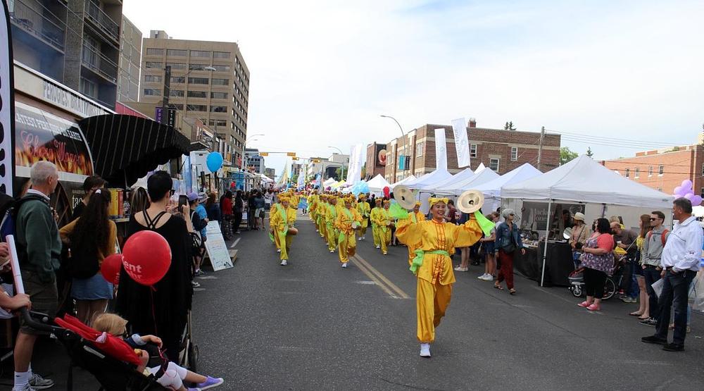 Praktikanti Falun Gonga su nastupili sa grupom dobošara i raznobojnim zastavama na Festivalu jorgovana 4. juna 2017. godine u Calgaryju.
