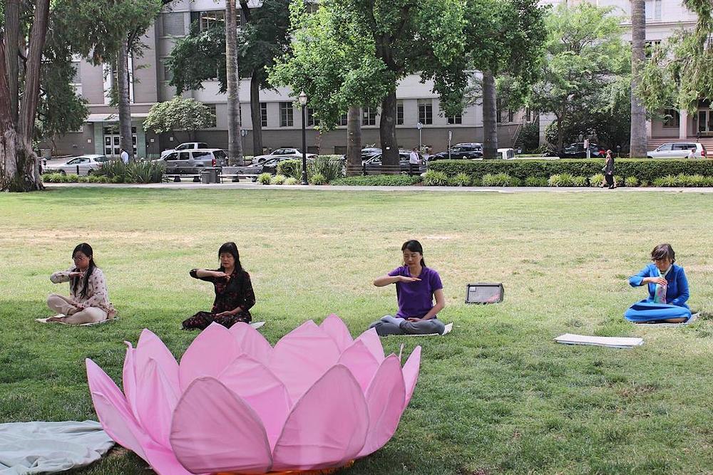 Grupno izvođenje Falun Dafa vježbi ispred 