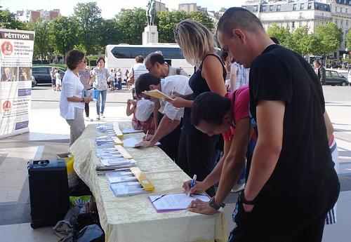 Prolaznici potpisuju DAFOH peticiju