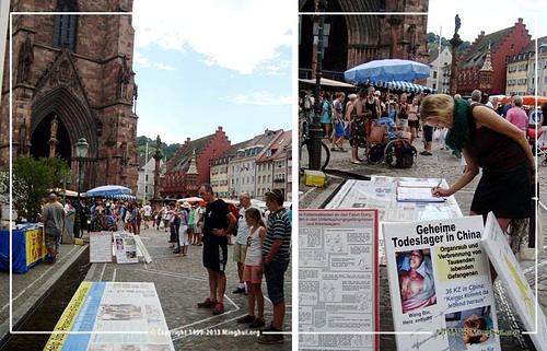 Praktikanti objašnjavaju činjenice o progonu Falun Gonga ispred katedrale u Freiburgu
