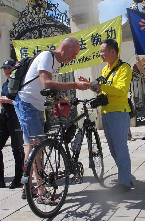 Praktikant Faun Gonga razgovara sa prolaznicima o Falun Gongu ispred Predsjedničke palače 