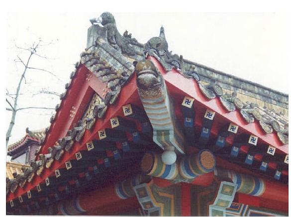  Swastike ukrašavaju liniju krova ovog budističkog hrama u Hong Kongu