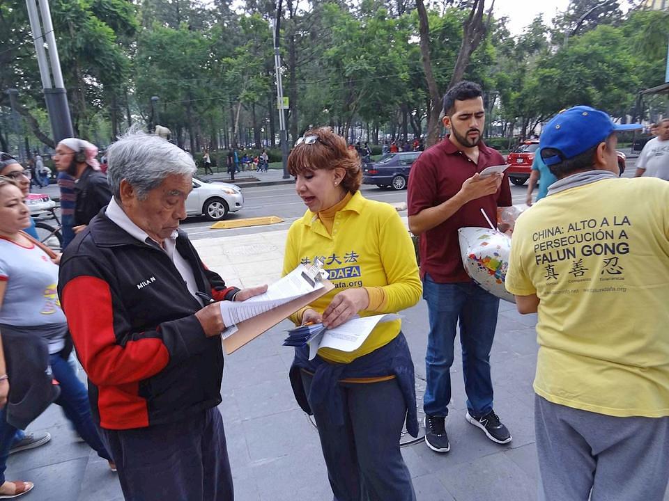 Praktikanti Falun Gonga govore ljudima o progonu u Kini ispred istorijskog središta Meksiko Sitija.