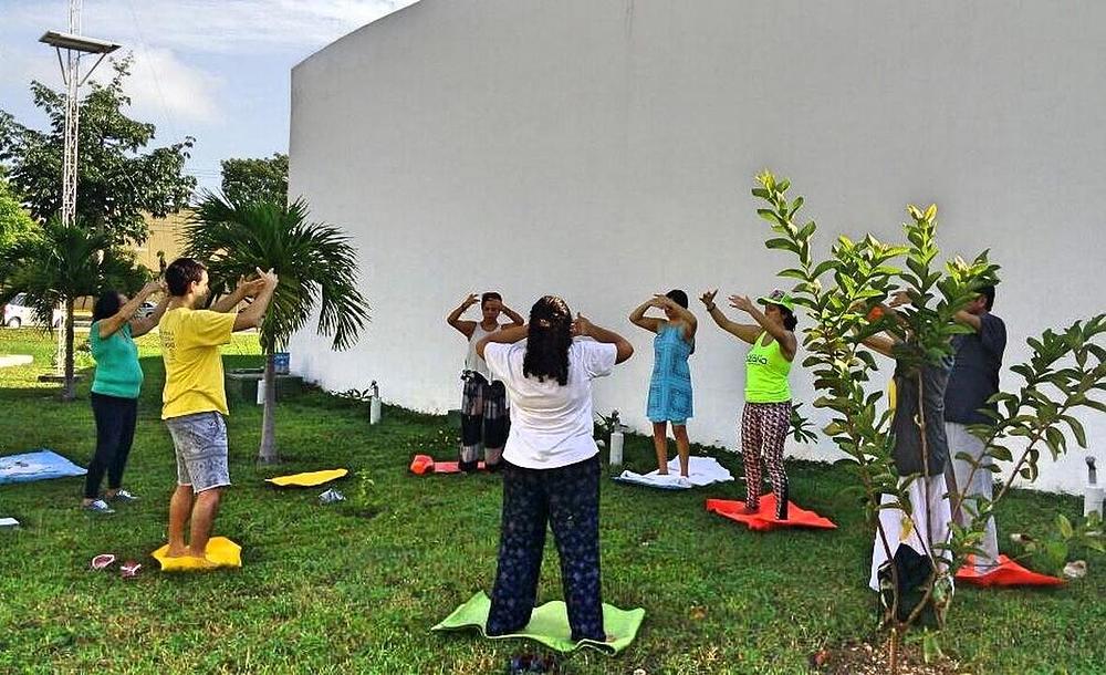 Praktikanti demontiraju izvođenje vježbi na popularnoj turističkoj destinaciji u Cancúnu.