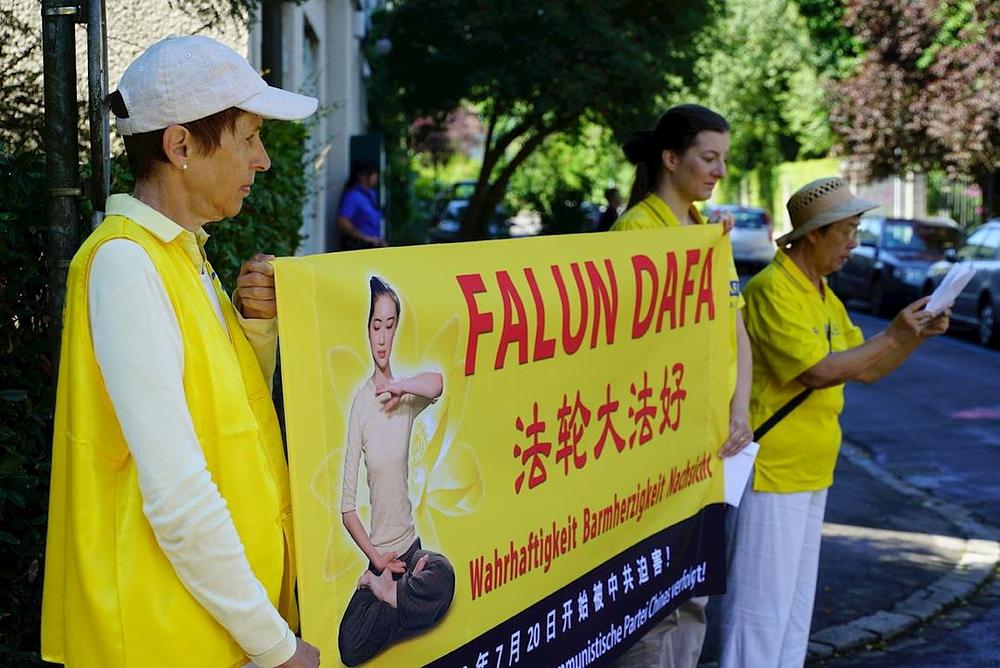 Ispred kineske ambasade – Poziv kineskim vladinim činovnicima da prestanu slijediti politiku progona