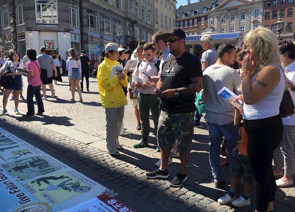 Praktikanti informiraju turiste o progonu u centru Kopenhagena