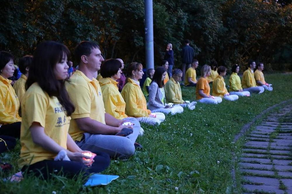Bdijenje uz svijeće ispred kineske ambasade u Moskvi 