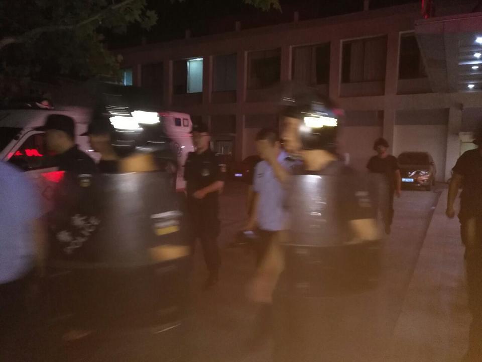 14 policijskih vozila uključujući i vozilo specijalne policije. Policija je prisilno odnijela tijelo moga oca 