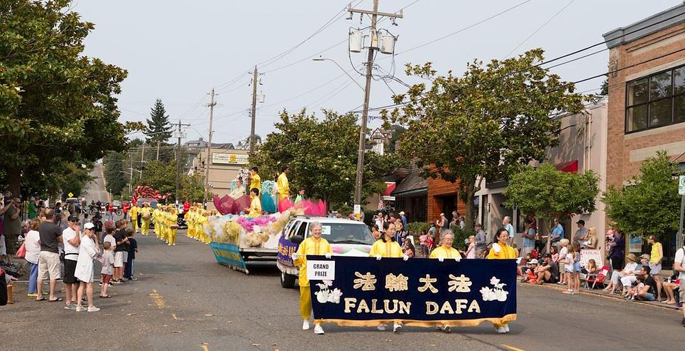 Falun Dafa splav koji su napravili praktikanti i nastup dobošara na Seafaire paradi u Magnoliji u Seattleu, 5. avgusta 2017. godine.