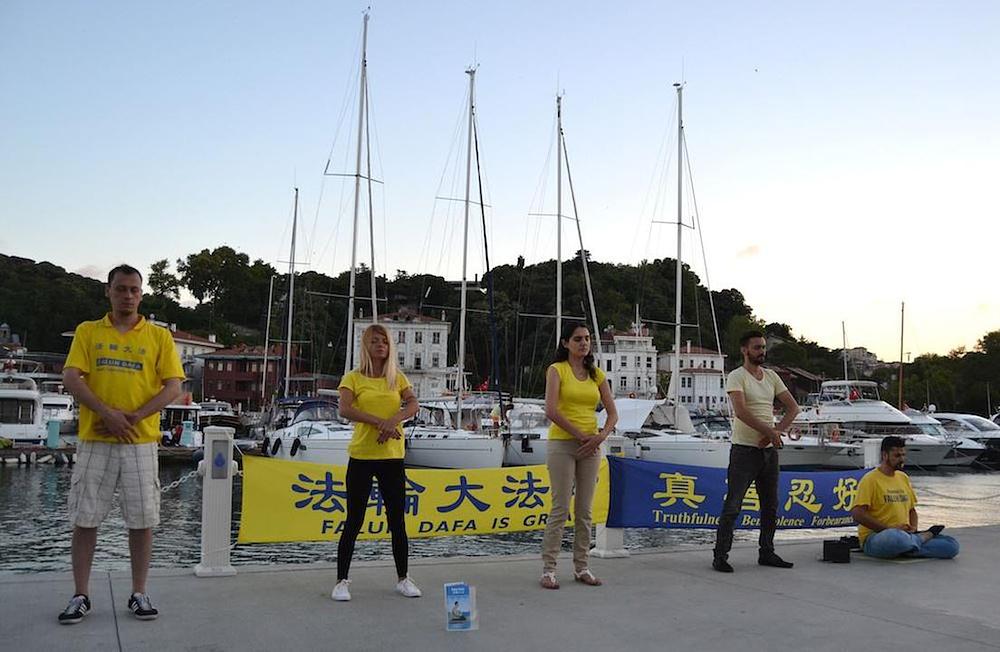 Demonstracija Falun Gong vježbi prije početka bdijenja uz svijeće