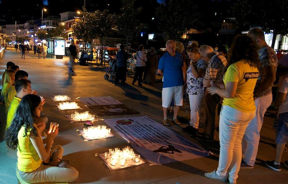 Mnogi su lokalni stanovnici zastali kako bi više doznali o progonu Falun Gonga.
