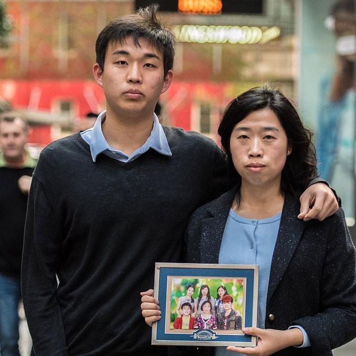 Falun Gong praktikanti Eric Jia i Lorrita Liu drže obiteljsku fotografiju 
