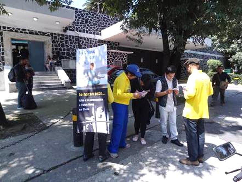 Ispred kineskog veleposlanstva u Mexico City, podizanje svijesti o progonu Falun Gonga 