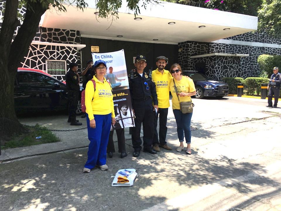Policajac s Falun Gong praktikantima 