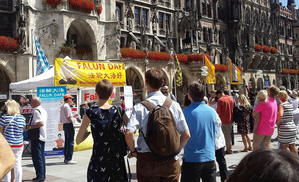 Falun Gong manifestacija na Marienplatzu u Minhenu 29. jula 2017. godine, organizovana u svrhu podizanja svijesti javnosti o progonu u Kini.