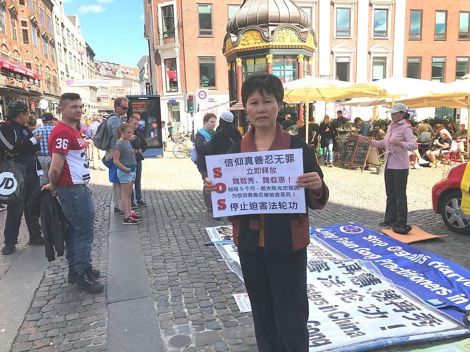 Na mitingu u centru Kopenhagena, Wei Zaiqun apeluje da se oslobode njene dve sestre zatvorene u Kini. Njen rođak Chen Guangzhon stradao je u policijskom pritvoru 28. jula, 2017.