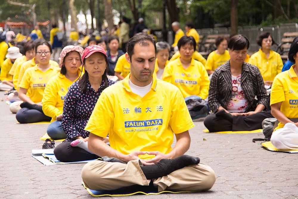 Grupne vježbe i transparenti praktikanata Falun Gonga za vrijeme zasjedanja generalne skupštine Ujedinjenih Nacije.