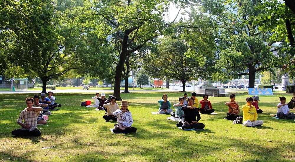 Praktikanti Falun Gonga meditiraju u Queens parku u centru Toronta 