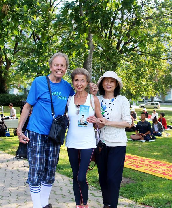 Per (lijevo) i Ursula (desno), muž i žena, komentirali su da im se dopadaju načela Falun Gonga 