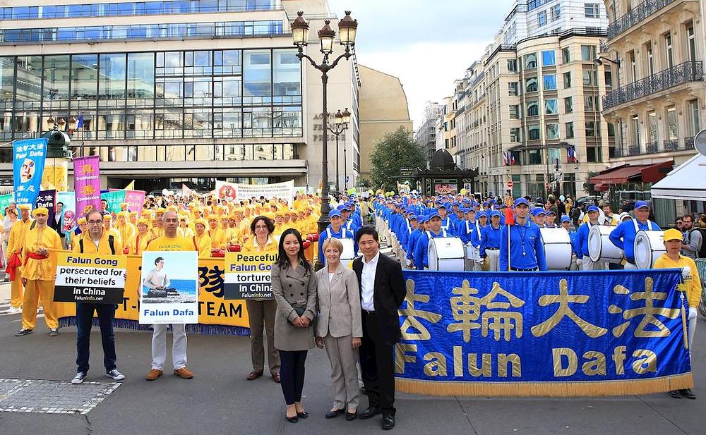 Bivša francuska ministrica Françoise Hostalier (u sredini), Miss svijeta iz Kanade Anastasia Lin (lijevo) i Tang Hanlong iz Francuske Falun Dafa asocijacije na skupu u Parizu 30. septembra 2017. 