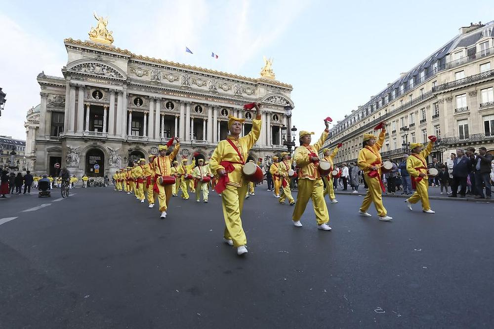 Više od 1.300 praktikanata Falun Gonga je marširalo dva sata od Place de la Bourse, prolazeći pored Pariske opere, Royal Palace i nekoliko prometnih ulica prije dolaska pred Louvre u Parizu, 30. septembra 2017. godine.