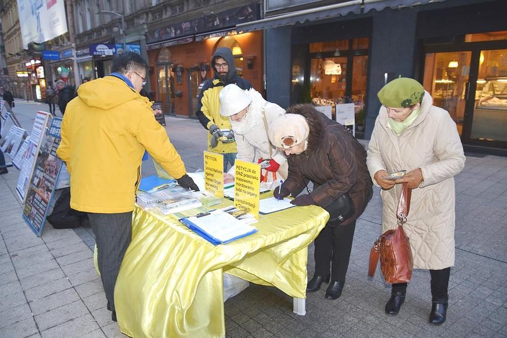 Stanovnici Poznana, nakon što su saznali za progon, podržavaju Falun Gong.