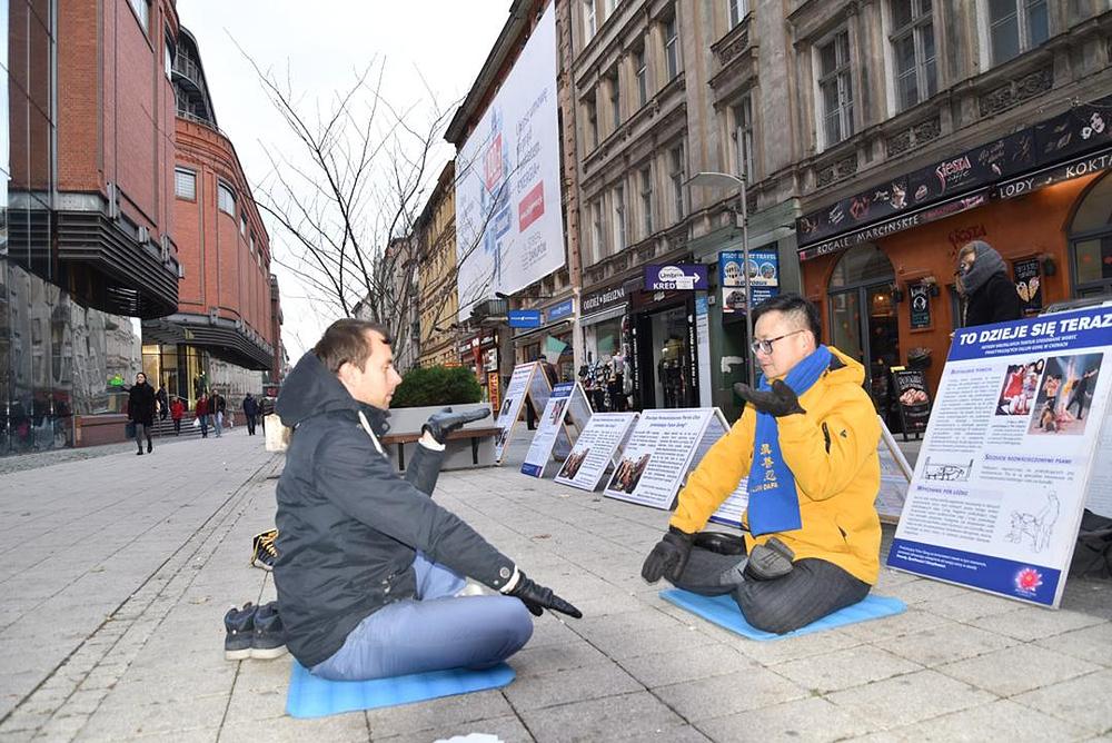 Bračni par Polanski je putovao stotine kilometara kako bi naučili Falun Gong vježbe.
