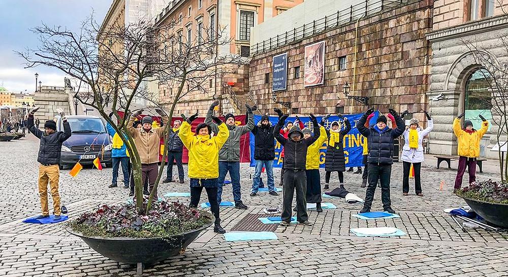 Grupne vježbe Falun Dafa praktikanata.