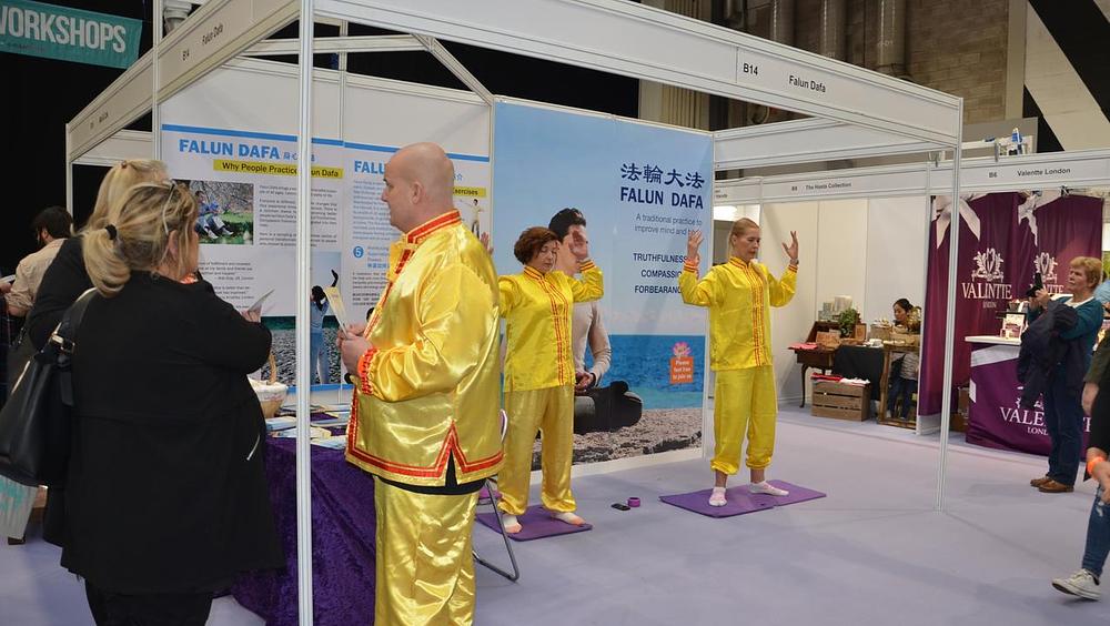 Praktikanti Falun Gonga u Birminghamu pokraj svoga štanda na festivalu 