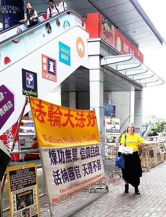 Denice je u aprilu mjesecu 2017. godine putovala u Hong Kong kako bi kinezima govorila o Falun Dafa.