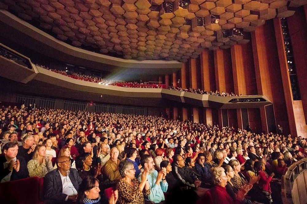  Drugi nastup Shen Yuna u dvorani Houston-Jones Hallu u Houstonu u Texasu 23. decembra 2017. Domaćin je dodao pomoćna sjedišta kako bi udovoljio zahtjevima publike, a i ona su bila rasprodata 