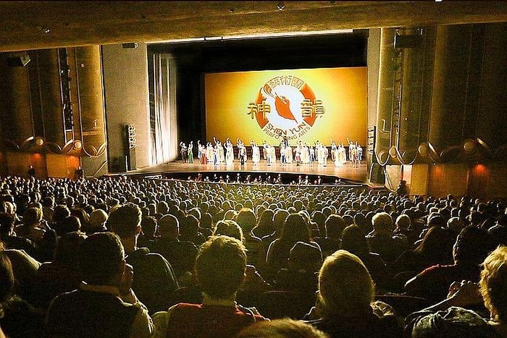 Međunarodna kompanija Shen Yun u dvorani Center for the Performing Arts in San Jose, CA, 29. decembra 2017. godine. Kompanija je izvela četiri rasprodane predstave od 28. do 30. decembra 2017. godine.