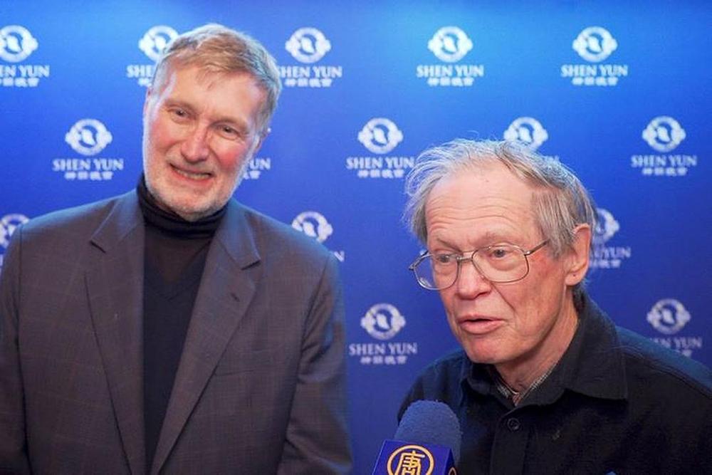 Richard Cooper (desno) Maurits C. Baas profesor međunarodne ekonomiju na univerzitetu Harvard, i George Hoguet, penzionisani menadžer za lična ulaganja u pozorištu Wang Theatre u Boch Centru u Bostonu 29. decembra 2017. godine.