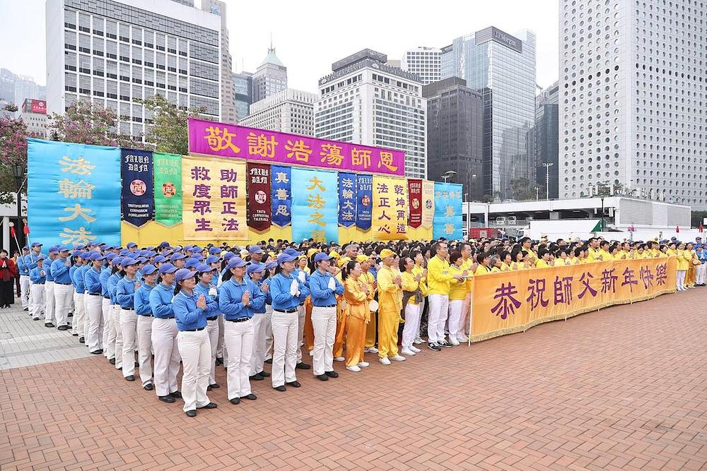Falun Dafa praktikanti prave grupnu fotografiju da bi zaželjeli Sretnu Novu Godinu Učitelju Li Hongzhiju