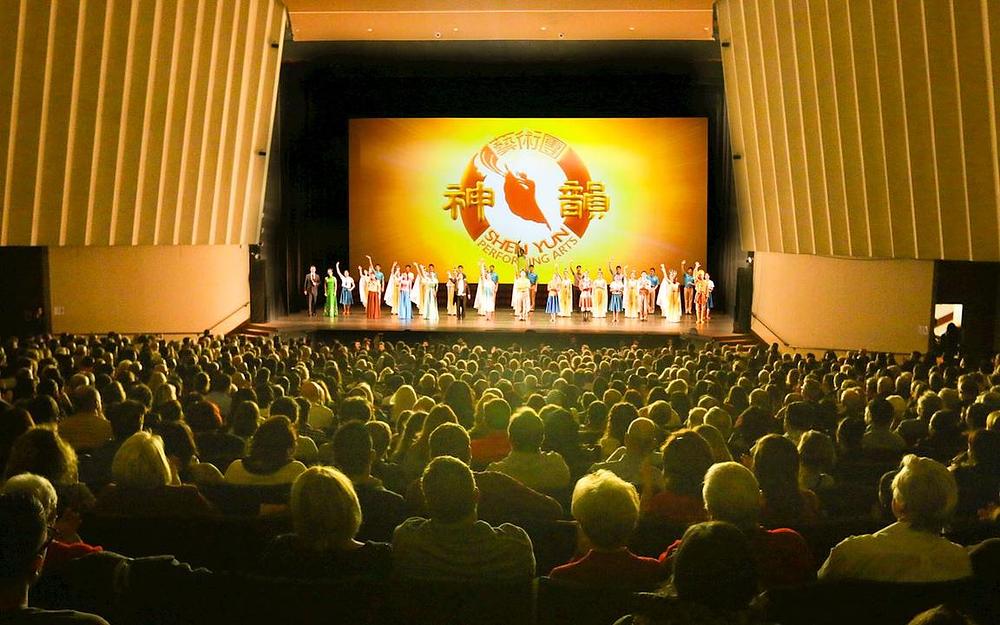 Poziv međunarodnoj kompaniji Shen Yun da izađe pred pozorišnu zavjesu u pozorištu William Saroyan Theatre u Fresnou, CA, 26. decembra 2017. godine. Obje predstave 26. i 27. decembra su izvedene pred prepunim gledalištem.