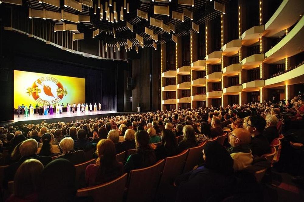 Rasprodana predstava kompanije Shen Yun sa sjedištem u New Yorku u National Arts Centre u Ottawi, Kanada, 29. decembra 2017. godine.